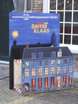 908097 Afbeelding van een reclamebord voor het Huis van Sinterklaas op de binnenplaats van museum Catharijneconvent ...